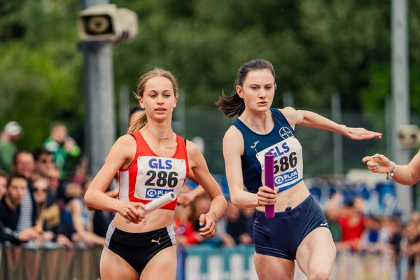 Sophia Seiter (LG Region Karlsruhe), Clarissa Schwalm (LAV Bayer Uerdingen/Dormagen) beim Wechsel am 29.05.2022 waehrend der Deutschen Meisterschaften Langstaffel im Otto-Schott-Sportzentrum in Mainz